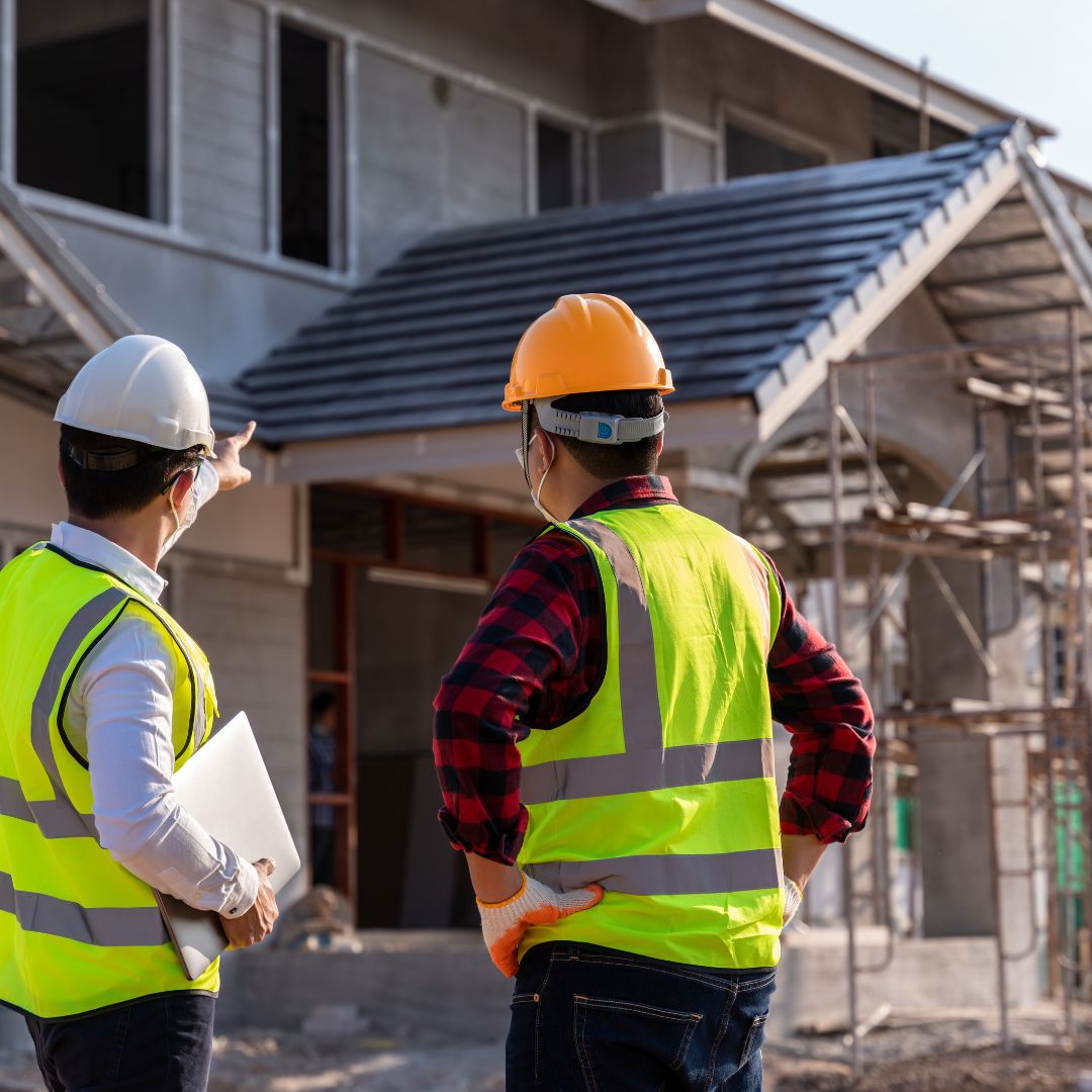 "Tim profesional sedang merencanakan proyek pembangunan rumah"